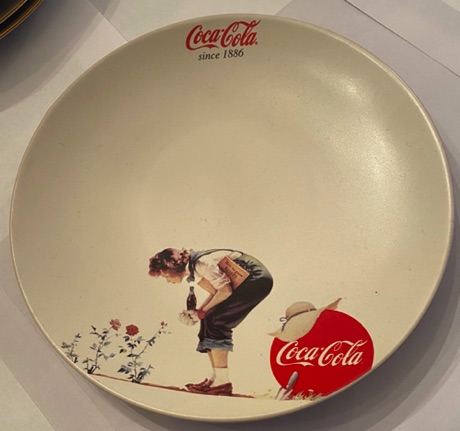 7461-1 € 15,00 coca cola aardewerk sierbord kidn bij bloemen 21 cm.jpeg
